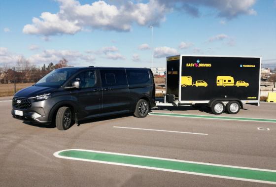 Ford Tourneo Custom mit Humer-Anhänger