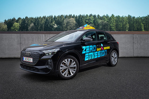 Ein Audi Q4 E-Tron 50 Quattro Easy Drivers Fahrschulauto im Zero Emission Look.